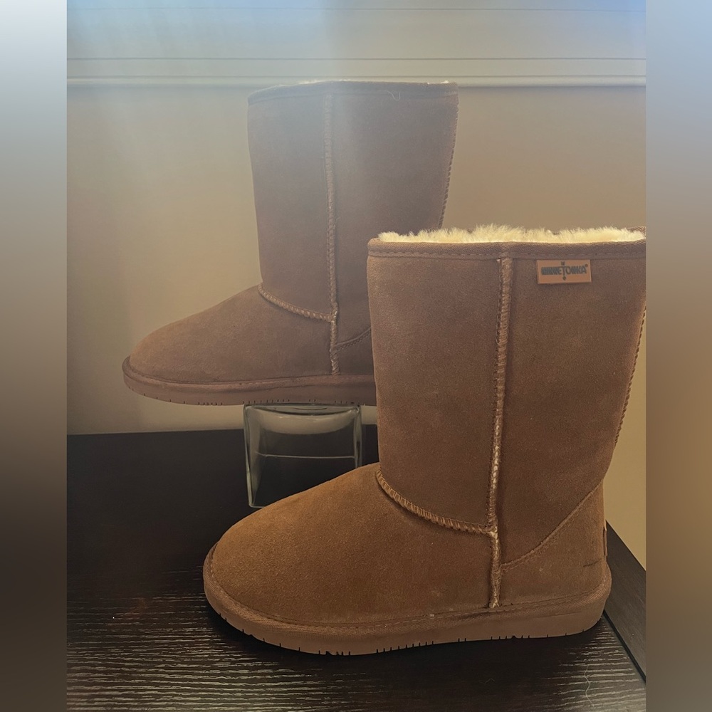 Minnetonka Callahan Sheepskin Suede Winter Boots size 9
